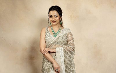 அழகு பதுமையான த்ரிஷா ஸ்டில்ஸ்