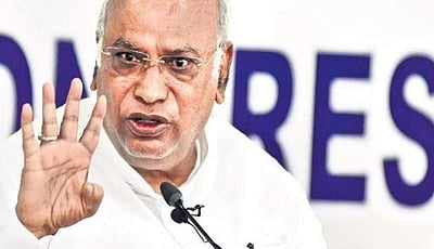 மோடி அரசு ரயில்வே துறையை அழித்து வருகிறது: கார்கே விமர்சனம்