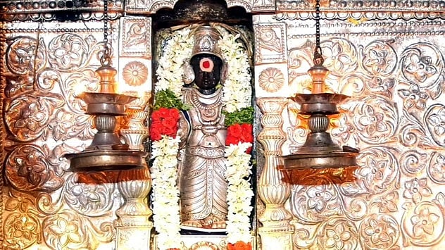 மகரத்திலிருந்து கும்பத்துக்கு பெயர்ச்சியானார் சனிபகவான்