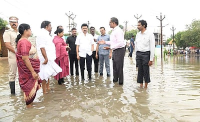 தூத்துக்குடியில் இன்னமும் வடியாத வெள்ளம்.. நேரில் பார்த்த முதல்வர்