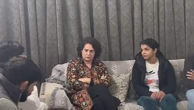 பிரியங்கா காந்தியைச் சந்தித்த சாக்‌ஷி மாலிக், பஜ்ரங் புனியா!