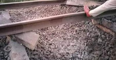 தண்டவாளம் வெடிவைத்துத் தகர்ப்பு, 13 ரயில்கள் ரத்து! 