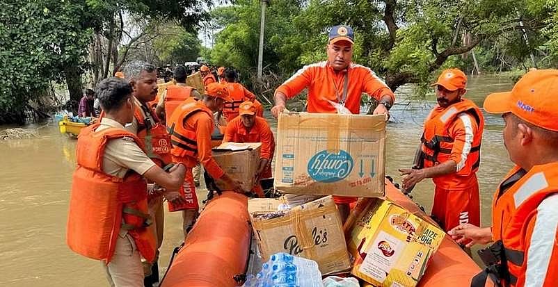 தூத்துக்குடியில் வெள்ளத்தில் சிக்கியவர்களை மீட்ட தேசிய பேரிடர் மீட்புப் படை