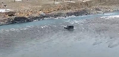 வாகன நெரிசல்! ஆற்றில் காரை இயக்கிச் சென்ற சுற்றுலாப் பயணி!