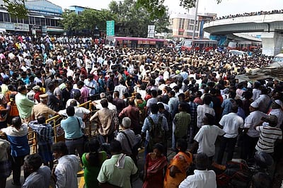 மக்கள் வெள்ளத்தில் தேமுதிக அலுவலகம்!