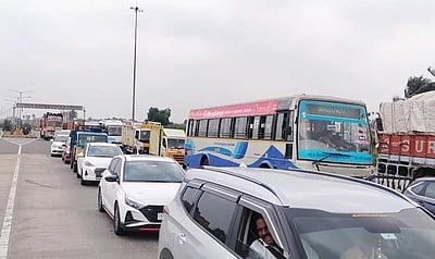 பாஸ்டேக் பழுது: விராலிமலை சுங்கச் சாவடியில் இருபுறமும் திரண்டு நின்ற வாகனங்கள்