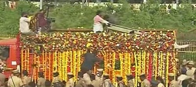 தீவுத்திடலில் இருந்து புறப்பட்டது விஜயகாந்த்தின் இறுதி ஊர்வலம்!