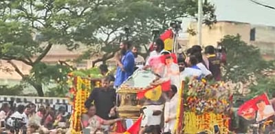 விஜயகாந்த் இறுதி ஊர்வலம்: கண்ணீருடன் பிரியாவிடை கொடுக்கும் ரசிகர்கள்!