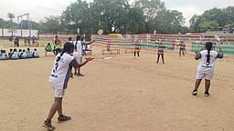 சா்வதேச பூப்பந்தாட்ட போட்டியில் பங்கேற்ற நெல்லை மாவட்ட வீரருக்கு பாராட்டு