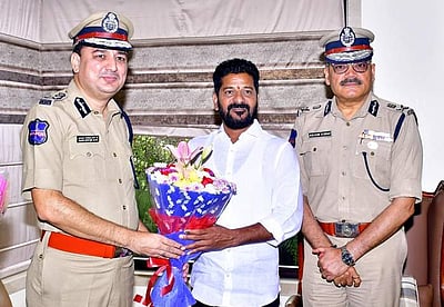 தெலங்கானா காங்கிரஸ் தலைவரை சந்தித்து வாழ்த்து தெரிவித்த டிஜிபி பணியிடை நீக்கம்!