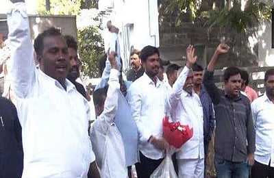 தெலங்கானா: கொண்டாட்டத்தில் காங்கிரஸ் கட்சியினர்!