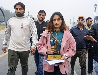 விருதுகளைத் திருப்பி அளித்தாா் மல்யுத்த வீராங்கனை வினேஷ்