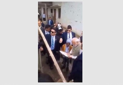 அயோத்தி: உஜ்வாலா திட்ட பயனாளியின் வீட்டில் தேநீர் அருந்திய பிரதமர் மோடி