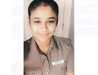 நாமக்கல் ஆயுதப்படை பெண் காவலர் தற்கொலை:  காவல் துறையினர் விசாரணை