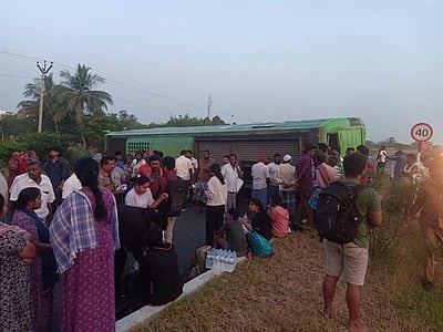 டயர் வெடித்து கவிழ்ந்த ஆம்னி பேருந்து: அதிர்ஷ்டவசமாக உயிர் தப்பிய 25 பேர்!