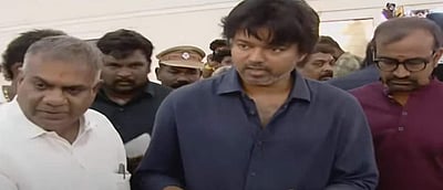 வெள்ளம் பாதித்த மக்களுக்கு நிவாரணப் பொருள்களை வழங்கிய விஜய்