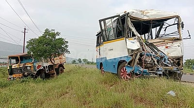வல்லநாடு அருகே வேனும், லாரியும் மோதிக்கொண்டதில் 3 பேர் பலி
