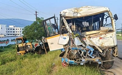 தூத்துக்குடியில் வேன் மீது லாரி மோதியதில் ஆன்மீக சுற்றுலா வந்த 3 பேர் பலி