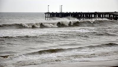 புதுச்சேரியில் கடல் சீற்றம்: கடற்கரை சாலைகள் மூடல்! பொதுமக்களுக்கு குறுஞ்செய்தி மூலம் எச்சரிக்கை!