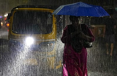 மிக்ஜம் புயல் எதிரொலி: சென்னையின் பல்வேறு பகுதிகளில் வெள்ளம்