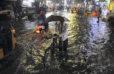 சென்னையில் காலை 8.30 மணி வரை அதீத  கனமழைக்கான சிவப்பு எச்சரிக்கை!