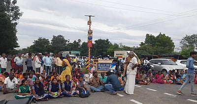 திருமுருகன்பூண்டி: அடிப்படை வசதி கோரி மக்கள் சாலை மறியல்