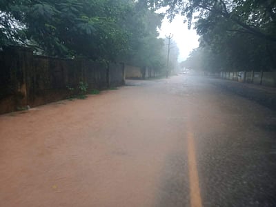 அரசு மருத்துவமனைகளை சூழ்ந்த வெள்ளம் நோயாளிகள் தவிப்பு