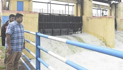 திருவள்ளூா் மாவட்டத்தில் விடிய விடிய கனமழை: 49 குடிசைகள் சேதம், 15 கால்நடைகள் உயிரிழப்பு