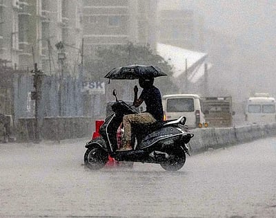 மிக்ஜம் தாண்டவம்: வேளச்சேரியில் கட்டடம் இடிந்து விழுந்து விபத்து; 3 பேர் மீட்பு