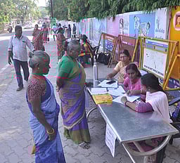 தினமணி செய்தி எதிரொலி:
மனு எழுதிக் கொடுக்க தன்னாா்வலா்கள் நியமனம்