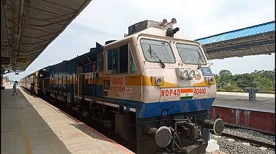 பிகார்: ஓடும் ரயிலில் இருந்து பயணியை தள்ளி விட்ட டிக்கெட் பரிசோதகர்