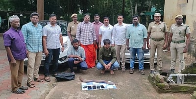 சேலம் அருகே மண்ணுளி பாம்பை விற்க முயன்ற மூவா் கைது