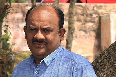 புத்தகங்களுக்கு நடுவே கண்கலங்கி அமர்ந்திருக்கிறேன்: எஸ்.ராமகிருஷ்ணன் வேதனை!