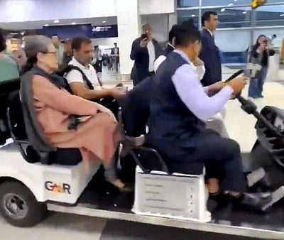 ஹைதராபாத் வந்தடைந்த சோனியா, ராகுல், பிரியங்கா!