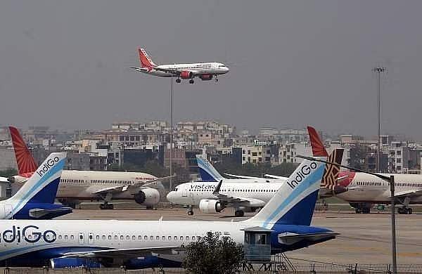 சென்னை விமான நிலையத்தில்
ஒரே நாளில் 8 விமானங்கள் ரத்து