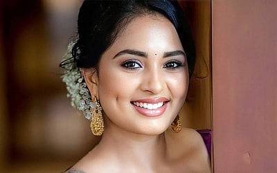 கன்னக்குழி அழகி ஸ்ருஷ்டி டாங்கே - புகைப்படங்கள்