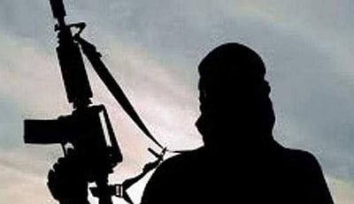 பேருந்து மீது துப்பாக்கிச்சூடு: 6 குண்டுகள் பாய்ந்த பெண் கவலைக்கிடம்!