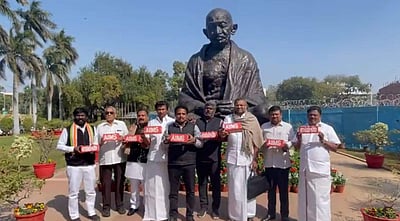 பட்ஜெட்டில் மதுரை எய்ம்ஸுக்கு நிதி ஒதுக்கவில்லை: தமிழக எம்.பி.க்கள் போராட்டம்