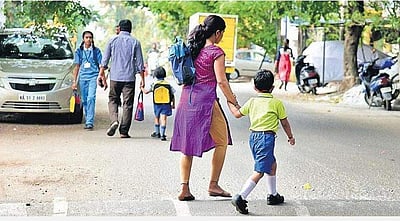 யுகேஜி குழந்தையை ஃபெயிலாக்கி விமரிசனத்துக்குள்ளான பள்ளி