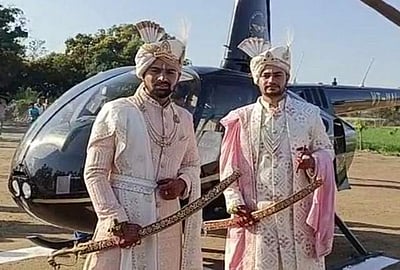 மறைந்த தாத்தாவின் ஆசைக்காக.. ஹெலிகாப்டரில் நடந்த திருமண ஊர்வலம்!