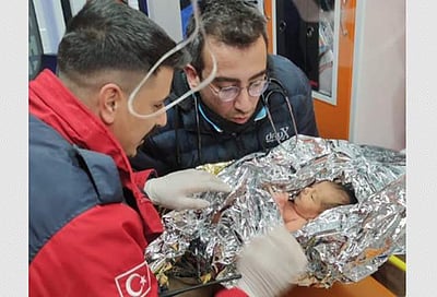 சிரியா: இடிபாடுகளில் 90 மணி நேரம்.. பச்சிளம் குழந்தை, தாய் உயிருடன் மீட்பு!