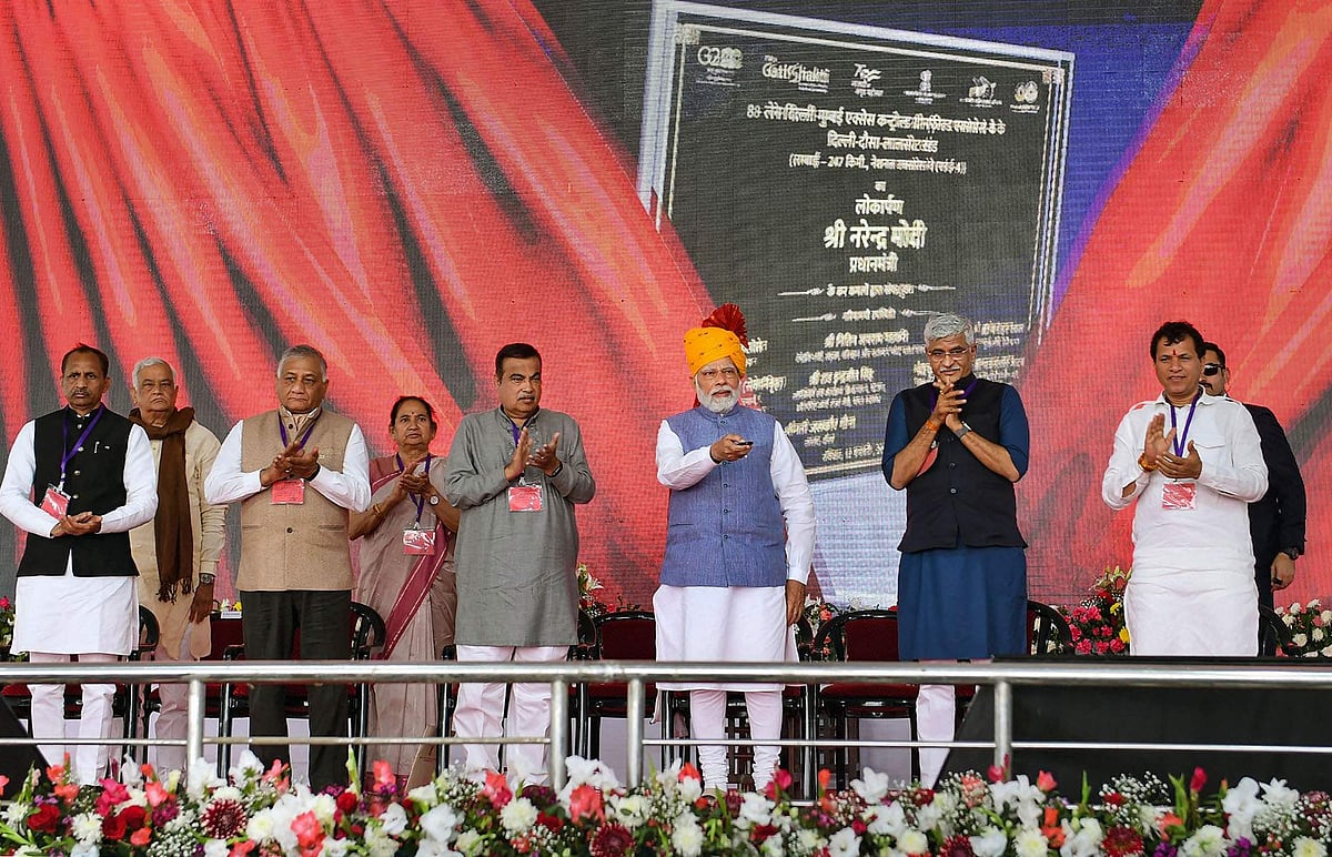 தில்லி மும்பை எக்ஸ்பிரஸ்வே 1,386 கி.மீ எட்டு வழி நெடுஞ்சாலை ஆகும். இது இந்தியாவின் இரண்டு முக்கியமான நகரங்களுக்கு இடையிலான பயண நேரத்தை பாதியாக குறைக்கும்.