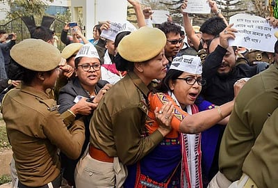 அதானி விவகாரம்: பாஜக தலைமையகம் நோக்கி ஆம் ஆத்மி பேரணி!