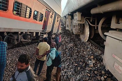 தெலங்கானாவில் கோதாவரி விரைவு ரயில் தடம் புரண்டது!