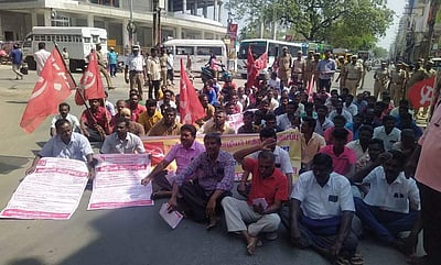 தூத்துக்குடியில் மின்வாரிய ஒப்பந்த ஊழியர்கள் சாலை மறியல்