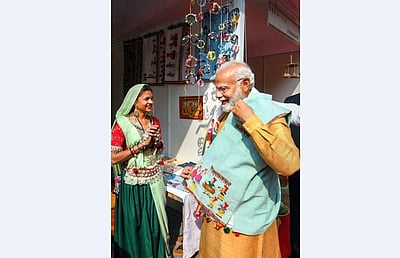 பழங்குடியினருக்காக பெருமிதத்துடன் பணியாற்றுகிறது மத்திய அரசு- பிரதமா் மோடி