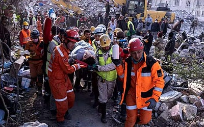 துருக்கியில் ஆச்சரியம்! 9 நாள்களுக்குப் பின் உயிருடன் மீட்கப்பட்ட தாய், 2 குழந்தைகள்!!