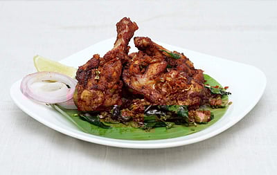 மதிய உணவில் சிக்கன் லெக்பீஸ் மிஸ்ஸிங்: தனியறையில் பூட்டப்பட்ட ஆசிரியர்! 