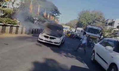 புதுச்சேரி: சாலையில் தீப்பிடித்து எரிந்த கார்!