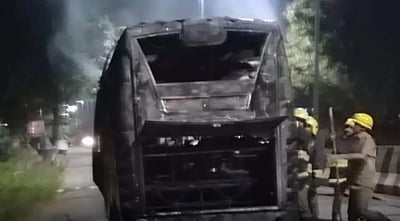 நெல்லை அருகே நடுரோட்டில் தீப்பிடித்த வேன்! 15 பேர் உயிர்தப்பினர்